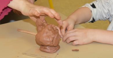 Hands-on artistic workshops for families 
