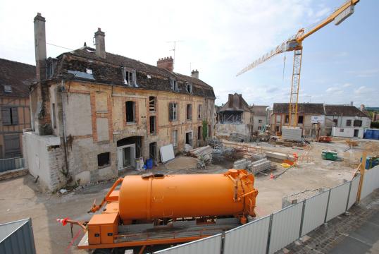 En juillet 2013, vue sur la façade extérieure de la maison Claudel dégagée après les déconstructions.