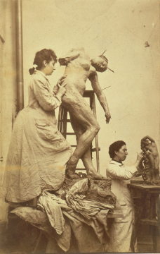 William Elborne, Camille Claudel modelant Sakountala, vers 1887, photographie,  inv. Ph.528 